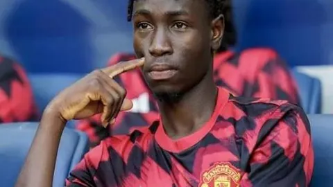 曼联欧联杯1／8决赛大胜皇家社会，B费独中三元闪耀老特拉福德